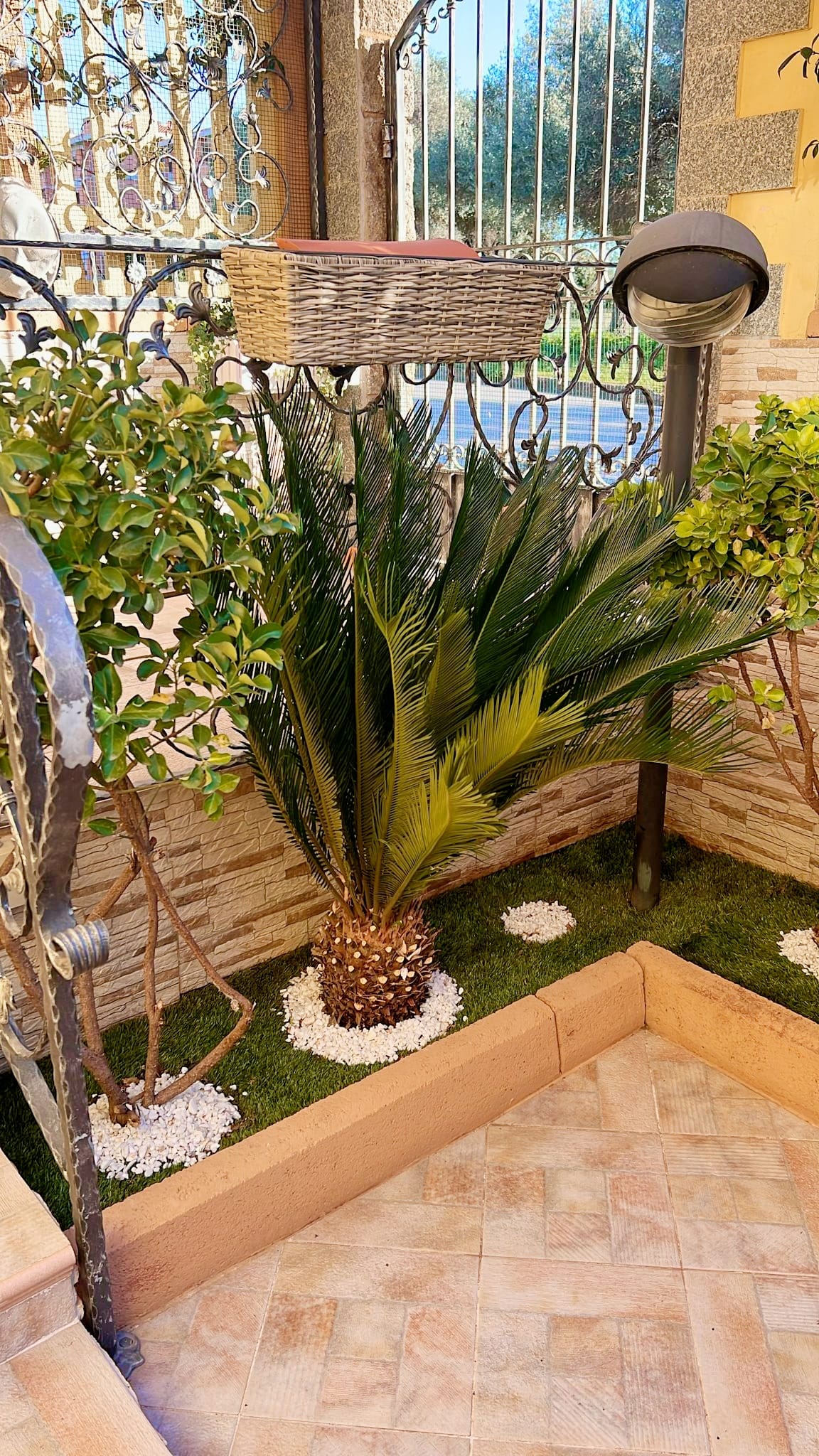 Giardino design con sassi bianchi